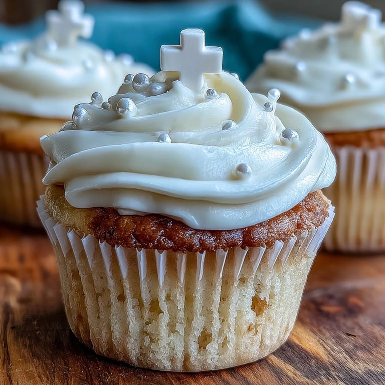 Elegant Communion cupcakes featuring fluffy vanilla cake and tasteful fondant crosses.